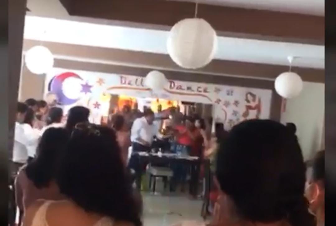 Difunden imágenes de alcalde de Trujillo celebrando cumpleaños de su esposa pese a estado de emergencia