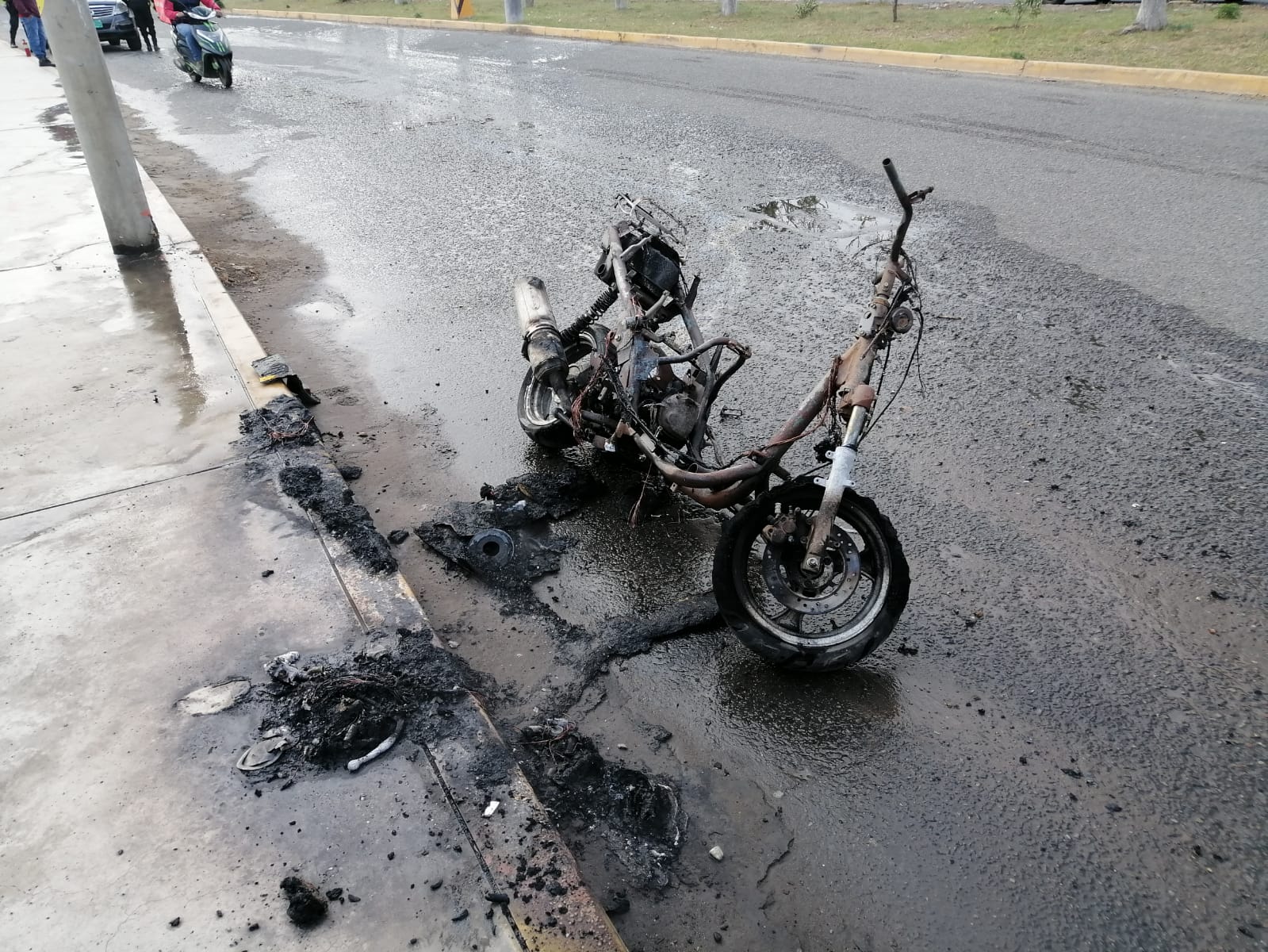 Trujillo: joven se lleva un susto cuando su motociclista ardió en llamas