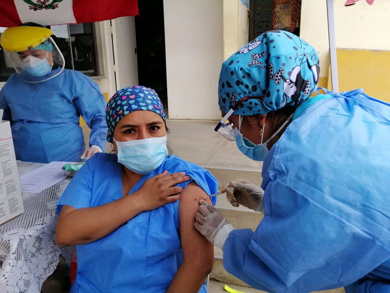Logran inmunizar contra el covid-19 al 40 % del personal de salud en La Libertad