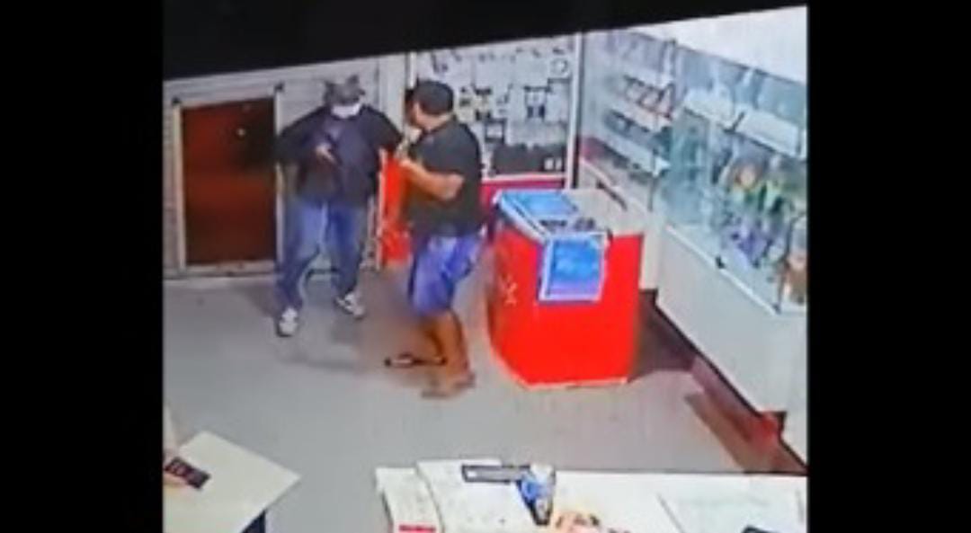 Asaltan tienda de celulares en Virú y por poco asesinan a vendedores 
