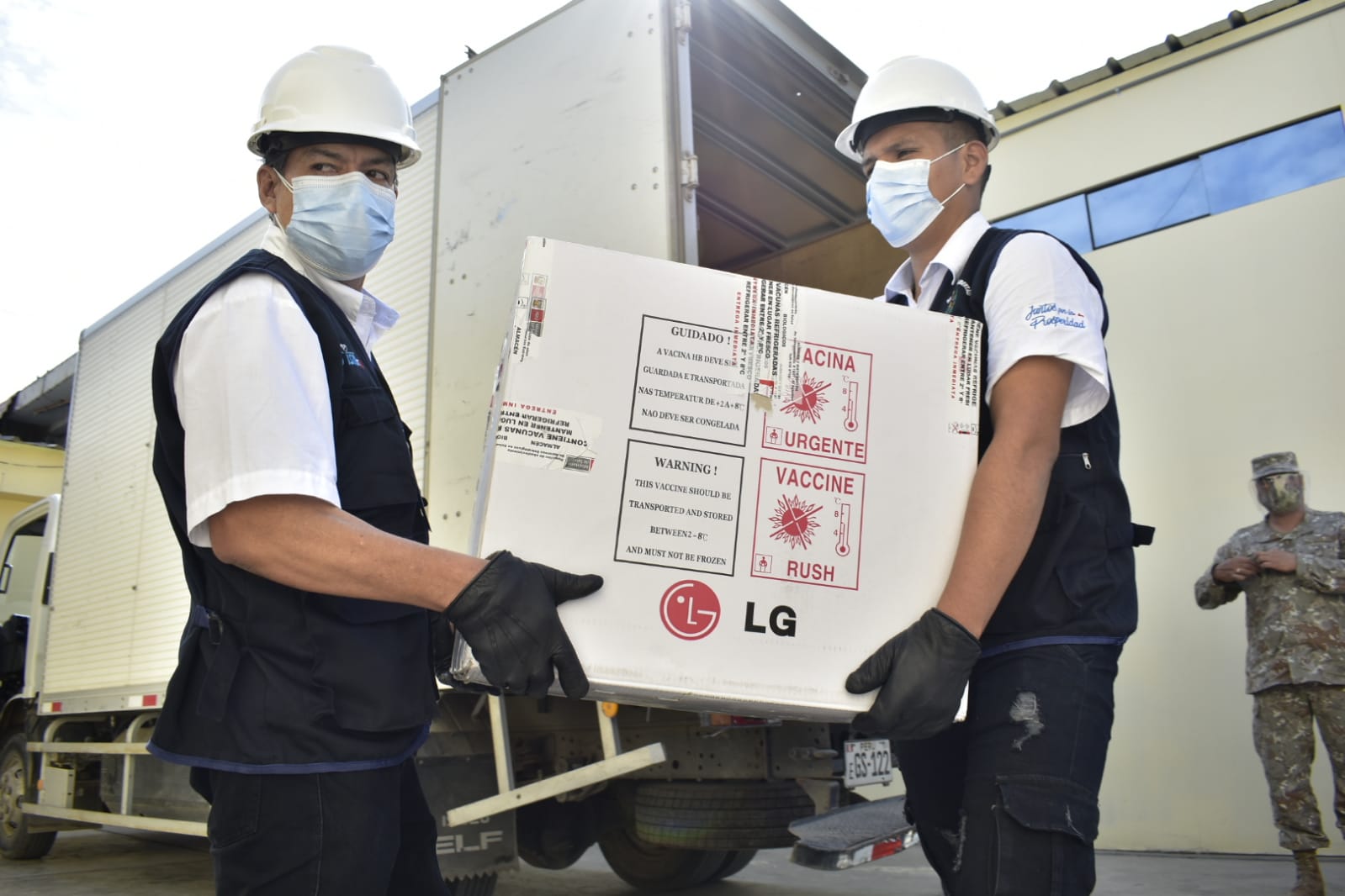 Llegan más de 10 000 vacunas para inmunizar al personal de salud en La Libertad