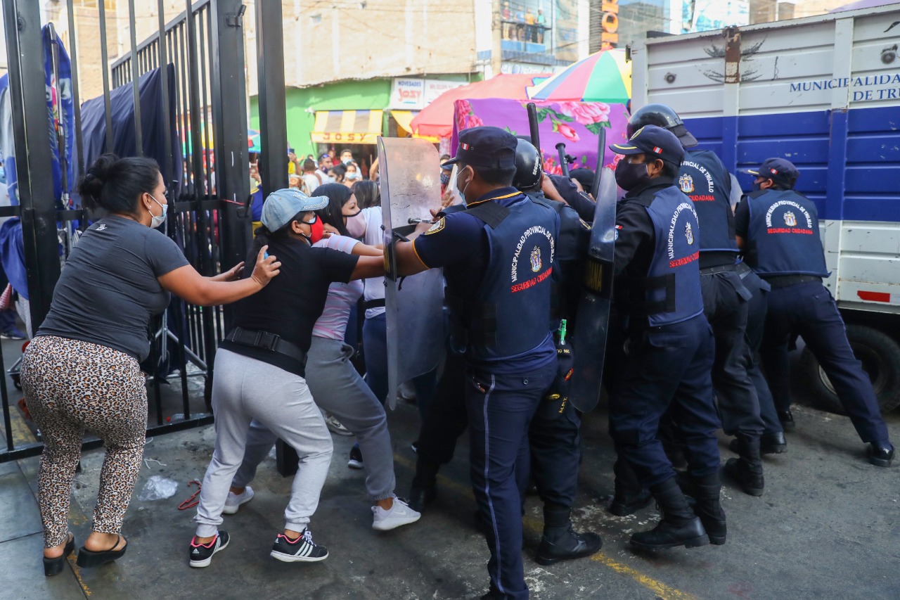 Informales y agentes de serenazgo volvieron a enfrentarse en avenida Sinchi Roca 