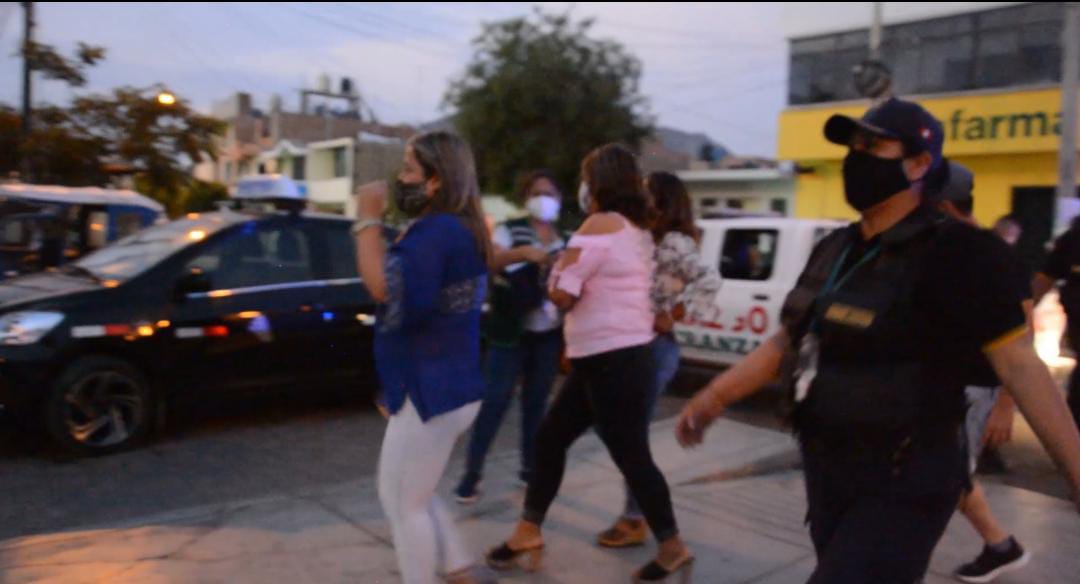 La Esperanza: Intervienen a 200 personas participando de reuniones sociales