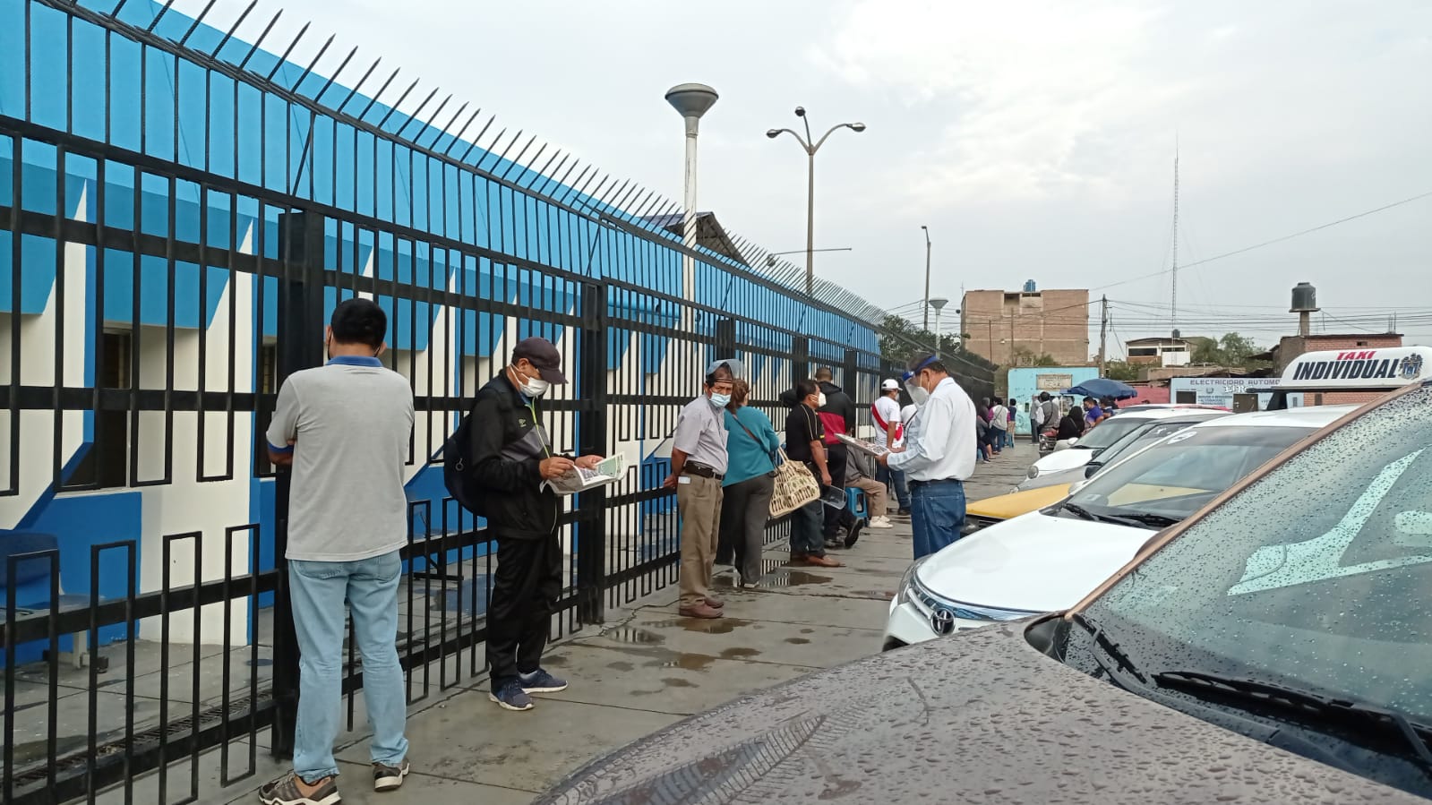 Asegurados de hospital Victor Lazarte madrugan para recoger medicina