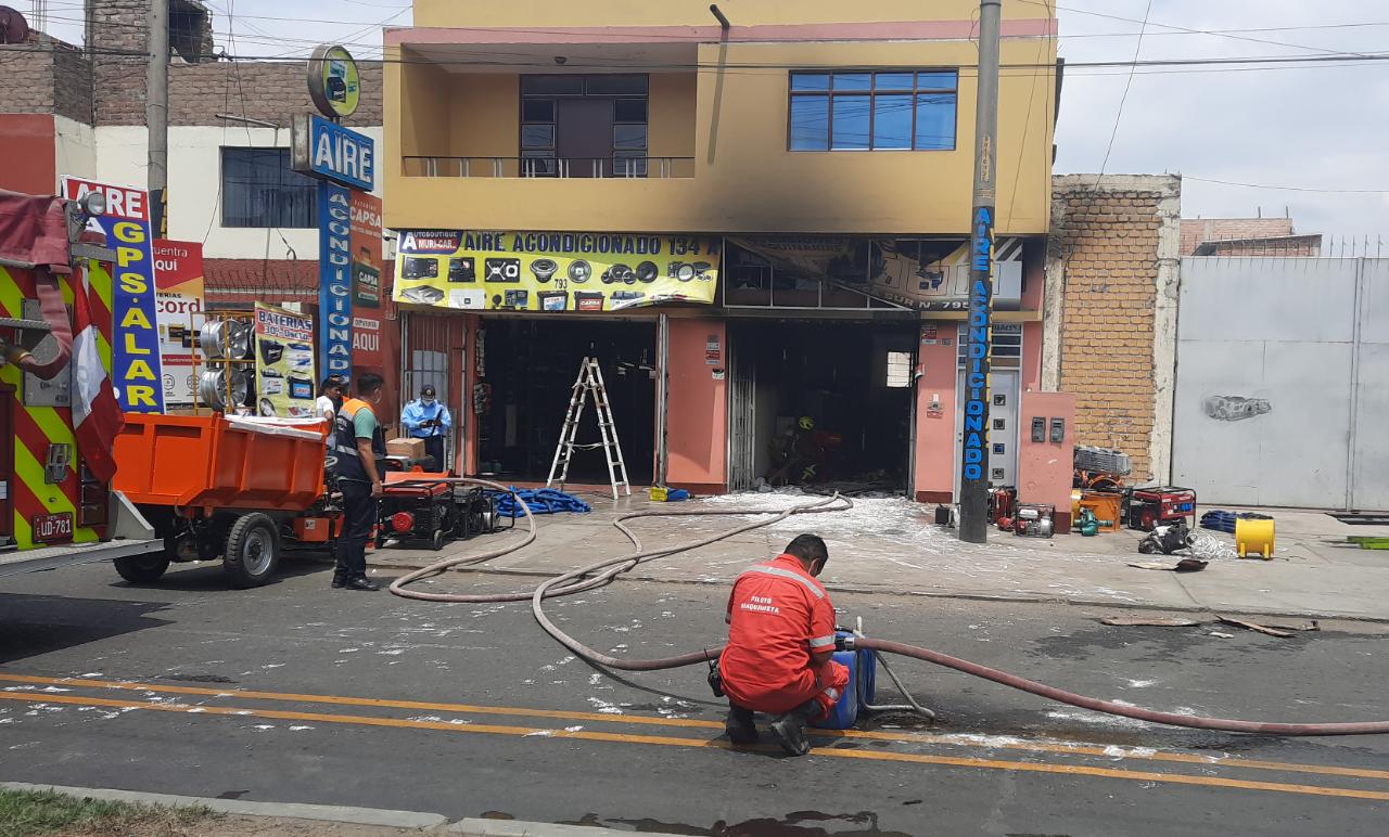 Trujillo: incendio arrasó con tienda de repuestos de maquinaria pesada