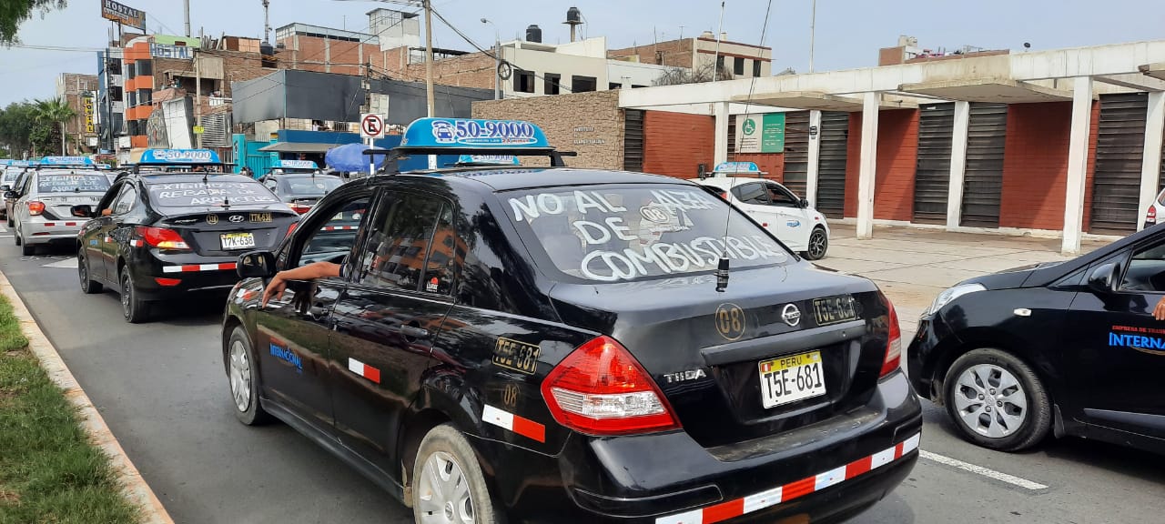 Trujillo: taxistas suspendieron servicio por más de dos horas debido al alza de combustible 
