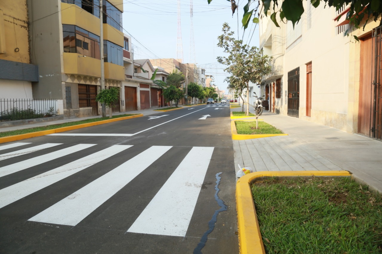Luego de más de un año culminan obra de asfaltado en urb. Huerta Grande en Trujillo