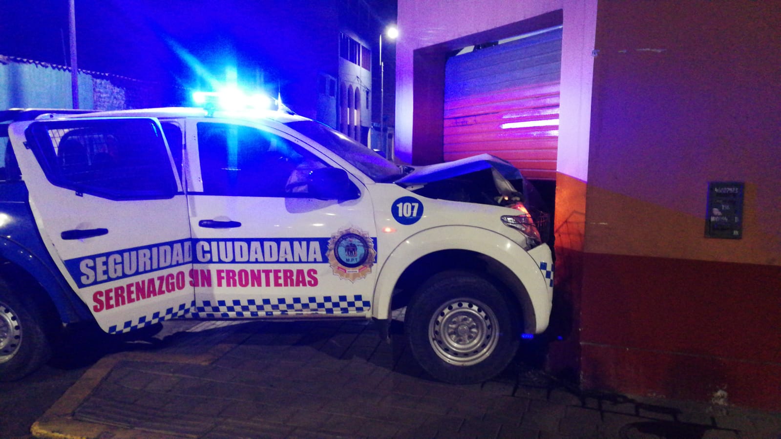 Camioneta de Seguridad Ciudadana choca contra restaurante cuando trasladaba balón con oxígeno