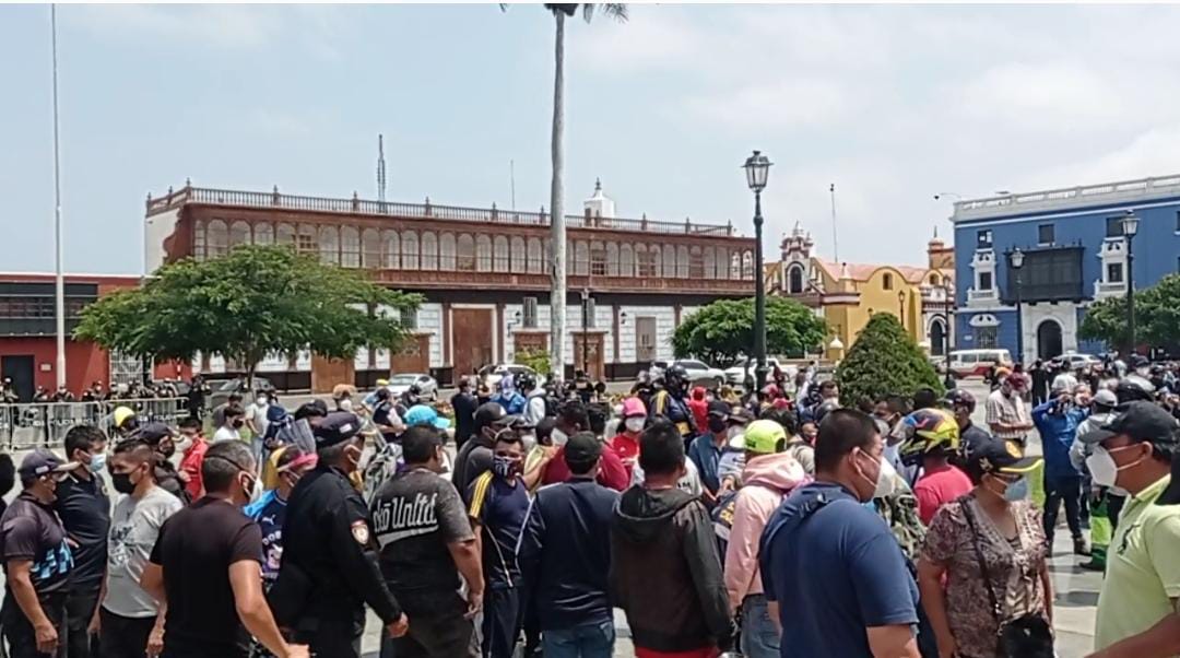 Trujillo: serenos y personal de limpieza exigen vacuna contra la covid-19