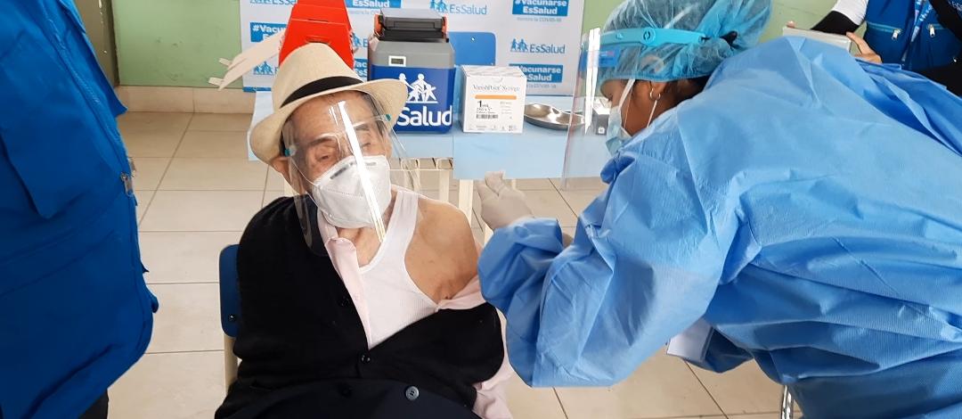 La Esperanza: anciano de 103 años se vacunó contra la covid-19