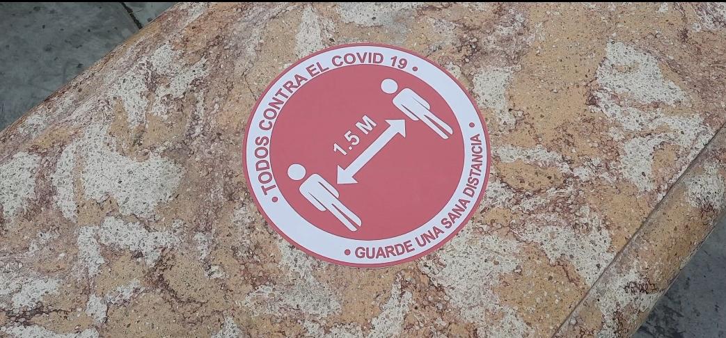 Pegan adhesivos en bancas de Plaza de Armas de Trujillo para garantizar la distancia física