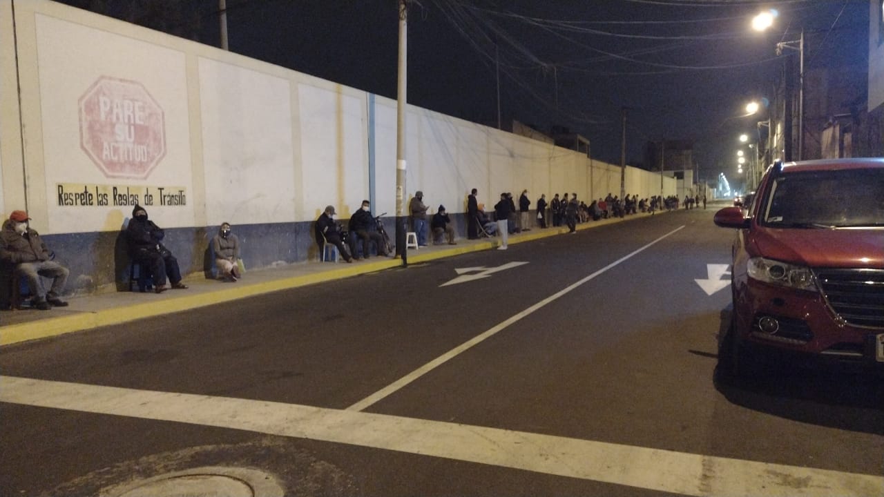 Trujillo: ciudadanos durmieron en locales de vacunación para recibir dosis contra la covid-19