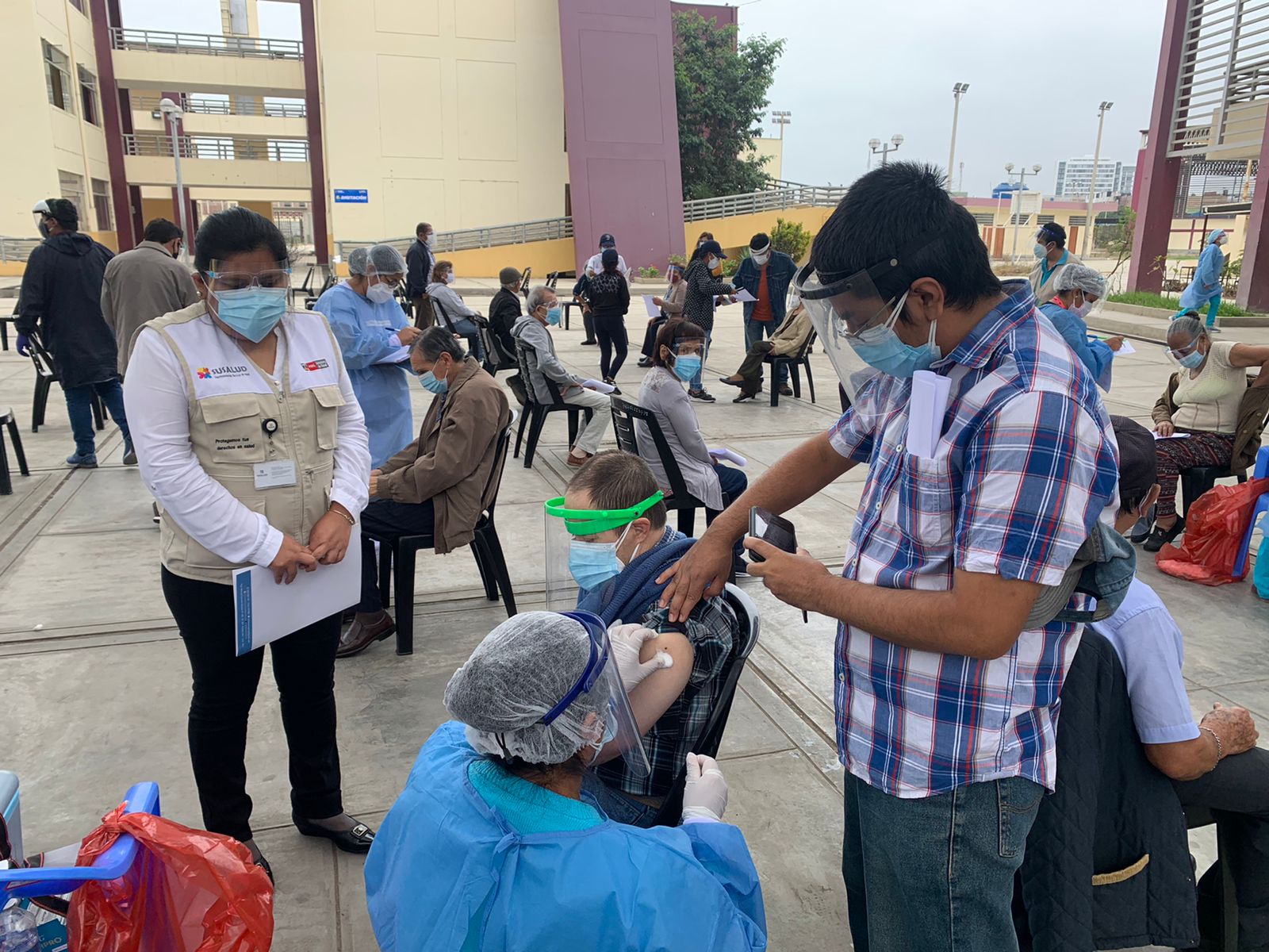 Trujillo: comienza vacunación a personal de limpieza y a serenos 