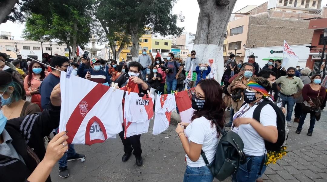 Trujillo: realizan marcha contra Keiko Fujimori en centro histórico y colectivos lavaron banderas