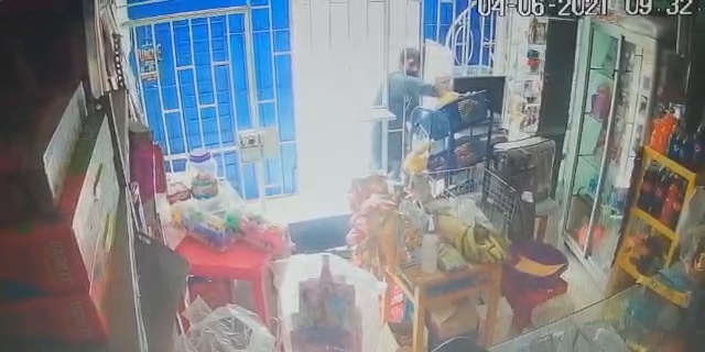 Trujillo: sujeto aprovechó descuido para llevarse golosinas y hasta un edredón de tienda 