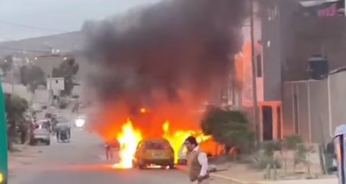Cuatro vehículos se incendian en taller automotriz