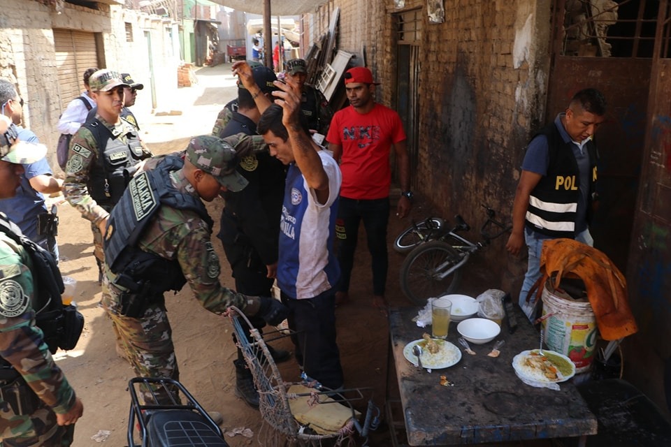 La Libertad: policía interviene a 44 extranjeros en situación migratoria irregular en el mercado La Hermelinda