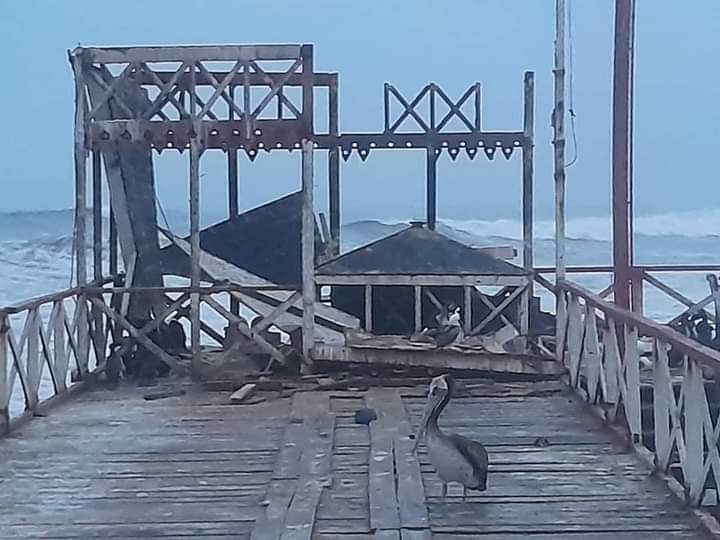  Fuertes oleajes destruyó parte muelle artesanal de Huanchaco