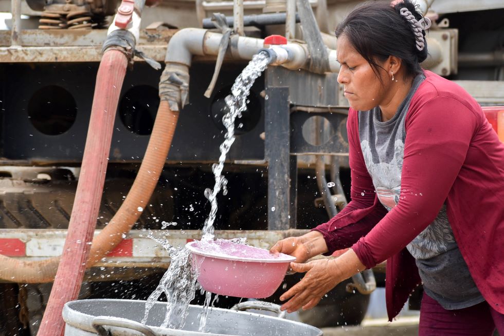 Las mujeres cumplen una labor importante en el abastecimiento de agua en sus hogares 