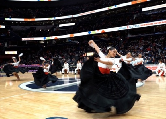 Marinera norteña da cátedra en EE.UU. y cautivó a asistentes de partido de la NBA