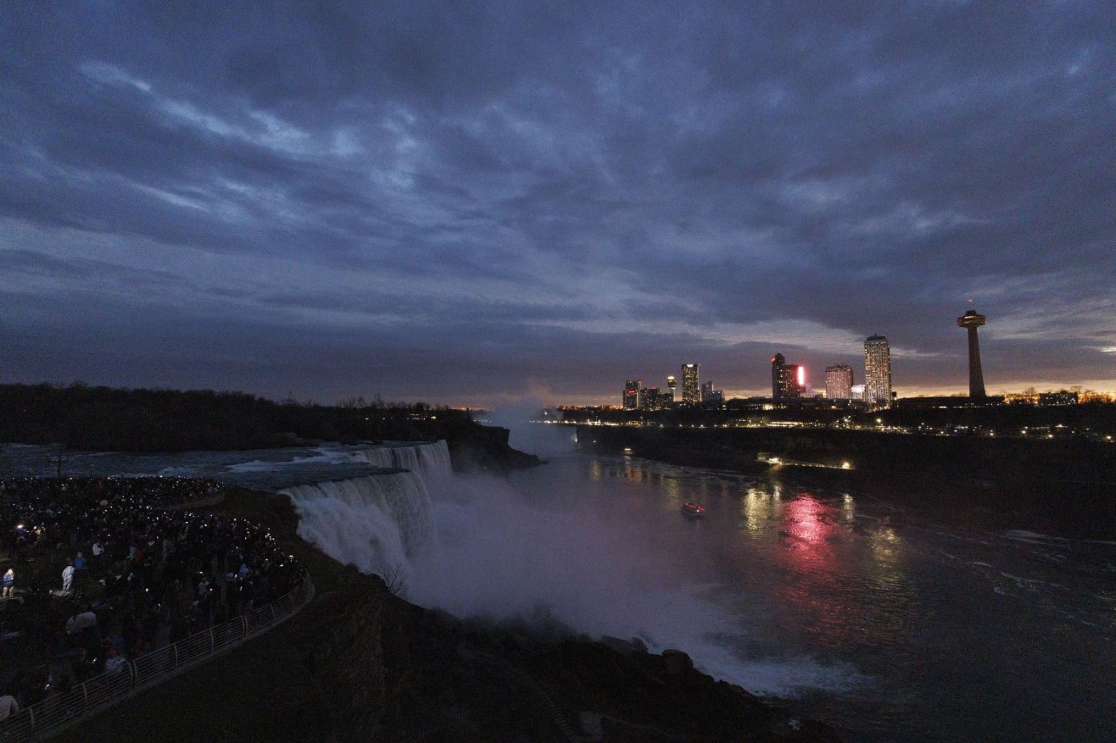 Eclipse en las cataratas del Niágara: multitud vivió la oscuridad total como una fiesta