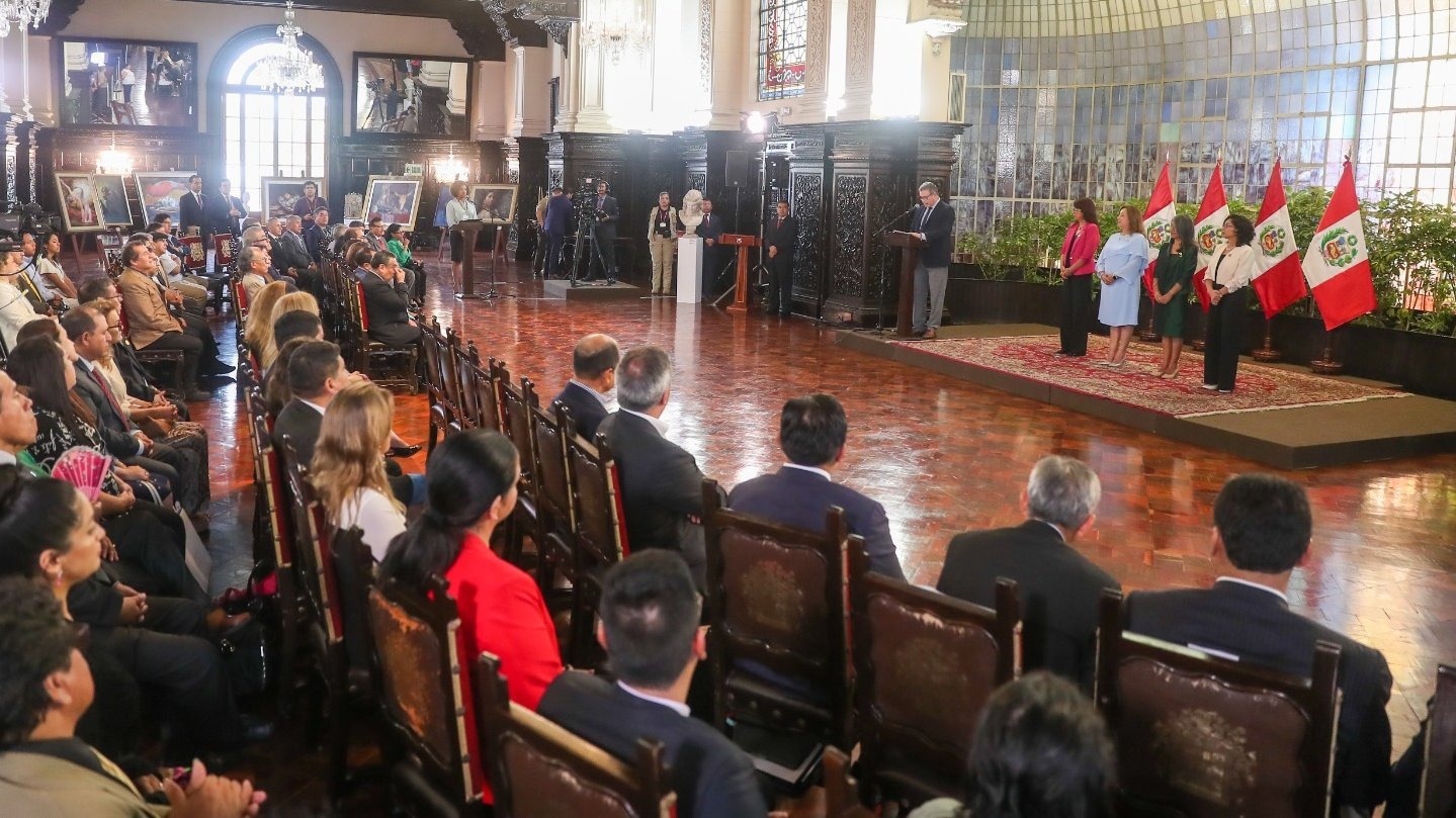 Boluarte firma norma que crea la Universidad Nacional Autónoma de Bellas Artes