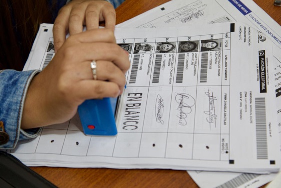 Conteo rápido confirma triunfo de Noboa en 9 de 11 preguntas de su plebiscito en Ecuador