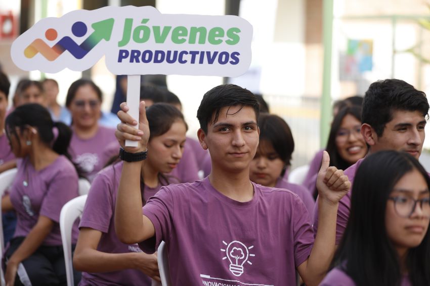 Jóvenes capacitados con sistema dual firman contrato de trabajo formal gracias al Programa Jóvenes Productivos