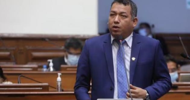 Tribunal disciplinario de Acción Popular expulsa al congresista Darwin Espinoza