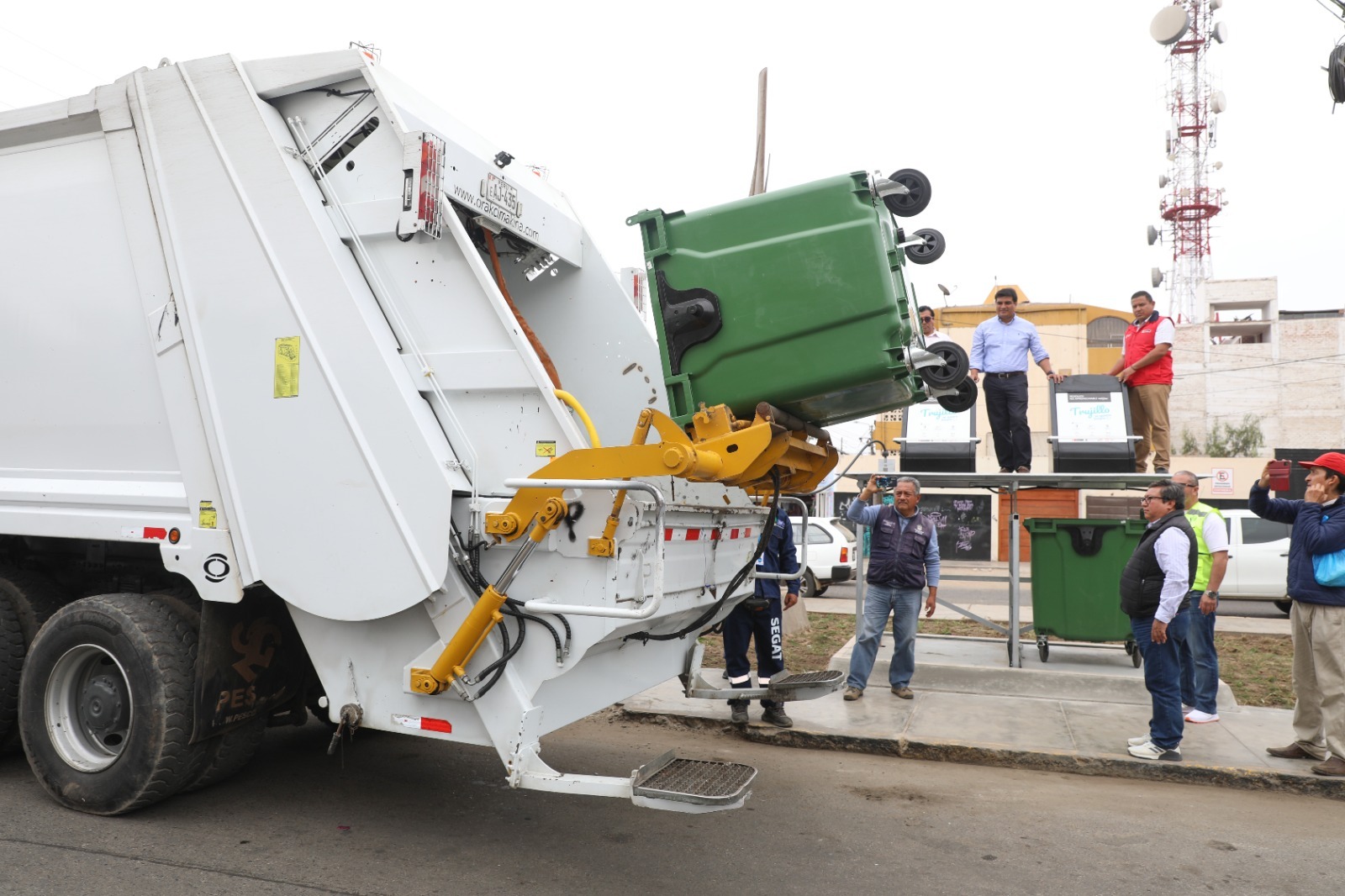 Trujillo: prueba de retiro de basura de contenedores soterrados fue exitosa