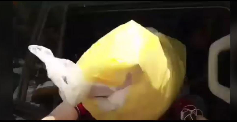 Trujillo: lanzan bolsa de basura a la cara de Óscar Acuña