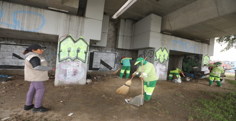 Comuna retira a familias venezolanas que invadían el baipás de Mansiche
